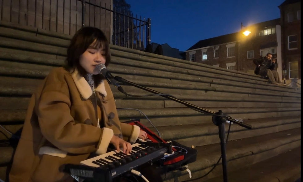 리버풀 한 오래된 교회 앞 계단에서 버스킹