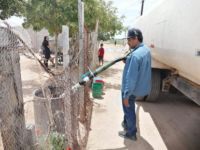 JAPAMA suministra agua en pipas a donde es necesario para evitar tandeos.