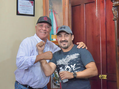 El Alcalde Gildardo Leyva Ortega recibe al campeón mundial de boxeo Humberto “Zorrita” Soto