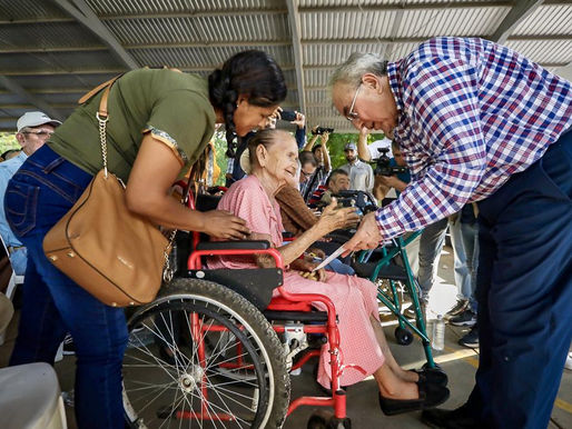 Rocha entrega títulos de propiedad a más de mil 500 familias de Sinaloa municipio