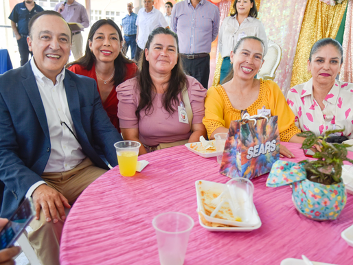 Festeja Alcalde Antonio Menéndez con maestras y mamás de la secundaria SNTE 53