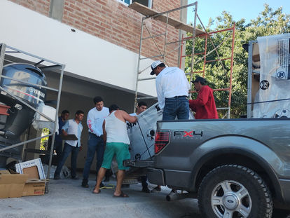 Ayuntamiento y Fundación Mariana Trinitaria otorgan motores a pescadores de Topolobampo.