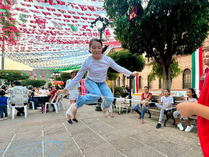 Gobierno de El Fuerte realiza tarde de Juegos Tradicionales y Lotería Patria como parte de La Fiesta de México.