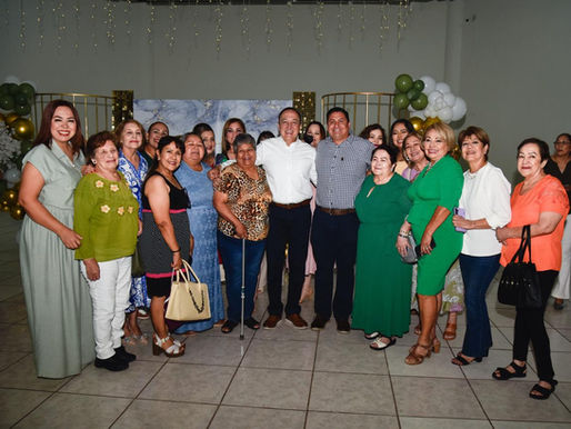 Celebra Alcalde Antonio Menéndez con mamás del Ayuntamiento