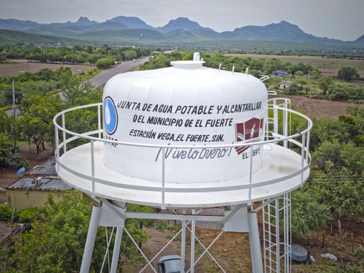 Gobierno de El Fuerte da solución a problema de agua en Estación Vega.