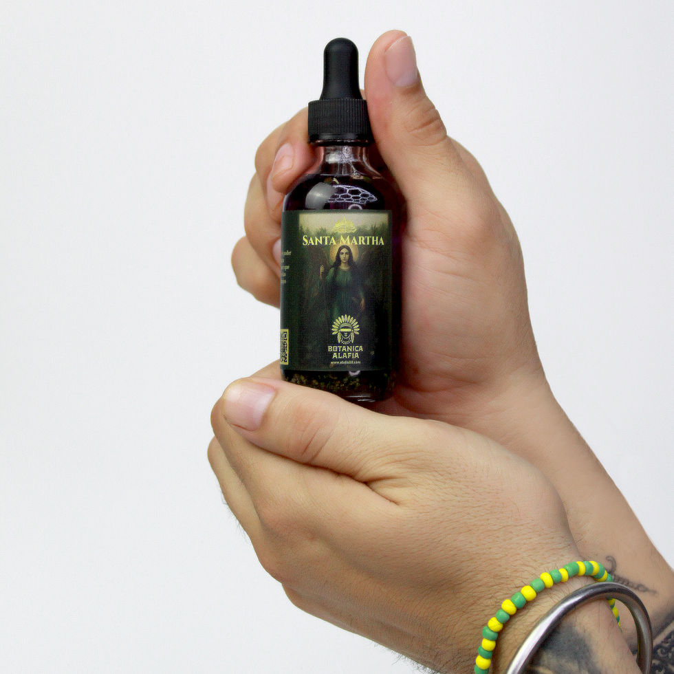 Aceite botánico Santa Martha preparado para rituales espirituales y prácticas de protección