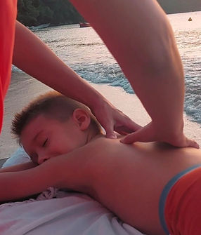 massage enfant sur la plage en martinique