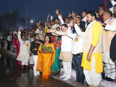 CM धामी ने परिवार संग उगते सूर्य को अर्घ्य दिया, श्रद्धालुओं को दी शुभकामनाएं