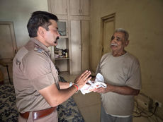 दीपावली पर दून पुलिस ने बुजुर्गों के घर पहुंचकर बिखेरी खुशियों की रोशनी,साथ में मनाया त्यौहार