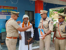 111 साल के अंग्रेज़ो के जमाने के चौकीदार देवीलाल, हरिद्वार पुलिस ने किया सम्मानित