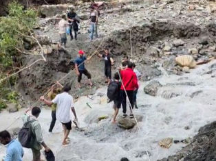 पिता के जज़्बे की मिसाल: डेढ़ साल के बेटे को गोद में उठाकर 18 किलोमीटर दौड़ा