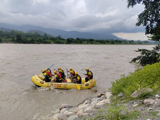 कर्ज से परेशान माँ-बेटे ने आत्महत्या का लिया फैसला, बहती गंगा में उतरे, बेटा बचा, माँ अभी लापता