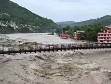 उत्तराखंड में मूसलाधार बारिश से जनजीवन बेहाल, नौ जिलों में रेड अलर्ट, गंगा उफान पर