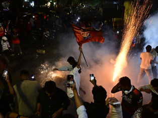 18 साल, अनगिनत आंसू और इंतजार... RCB की जीत पर बेंगलुरु की सड़कों पर उमड़ा जश्न का सैलाब