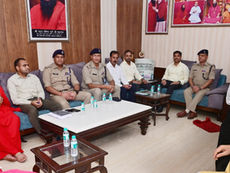 Haridwar: DM, SSP ने महंत रविंद्र पुरी एवं ट्रस्ट पदाधिकारियों के साथ की बैठक, सुविधाओं की बेहतरी के दिए निर्देश