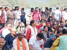 शराब की दुकान का दसवें दिन भी विरोध जारी, धरना स्थल पर पहुंचीं मृतक अजेंद्र की मां