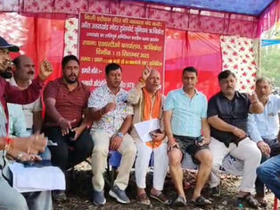 आक्रोश में वाहन संचालक, धरने पर बैठने को मजबूर