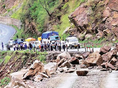 धराली-हर्षिल आपदा के बाद गंगोत्री हाईवे पर फिर त्रासदी, मलबा गिरने से 2 लोगों की दर्दनाक मौत