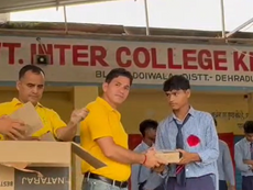 ऋषिकेश के बच्चों को मिला दुबई के 'पेंसिल मैन' का उपहार, समूण फाउंडेशन ने किये वितरित