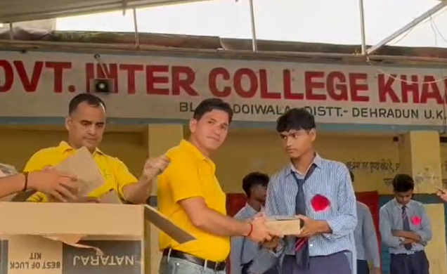 ऋषिकेश के बच्चों को मिला दुबई के 'पेंसिल मैन' का उपहार, समूण फाउंडेशन ने किये वितरित  