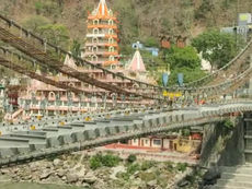 ऋषिकेश लक्ष्मण झूला निर्माणाधीन बजरंग सेतु से एक युवक गंगा में गिरा