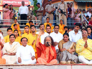 रेखा गुप्ता ने यमुना पुनरुद्धार के लिए किया आह्वान, परमार्थ निकेतन की गंगा आरती में हुईं शामिल