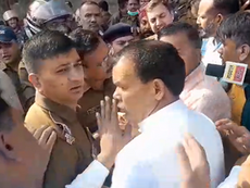 शराब के ठेके का विरोध प्रदर्शन, अभी भी कुंभ मेला पार्किंग में डटे हुए प्रदर्शनकारी