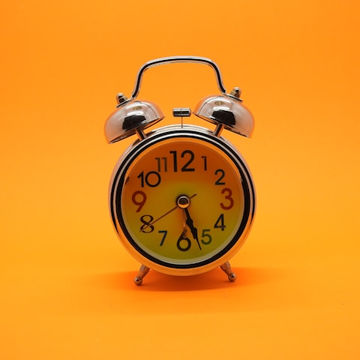 Un réveil sur un fond orange
