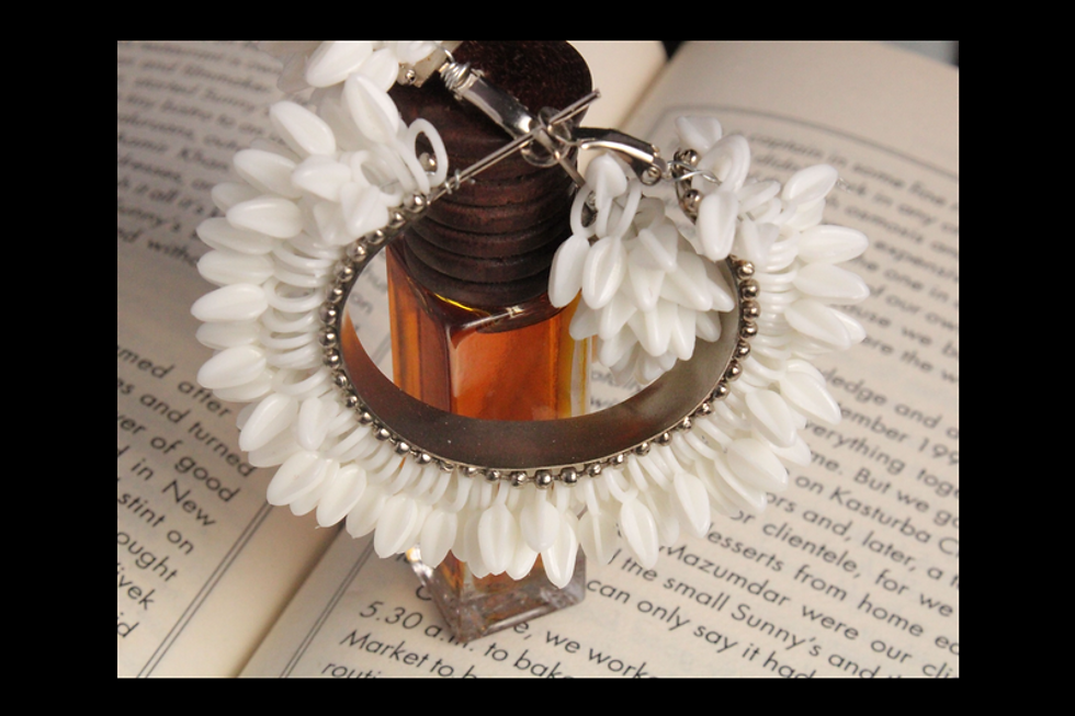 Round Hoops White plastic fur Fashion earrings in Silver alloy