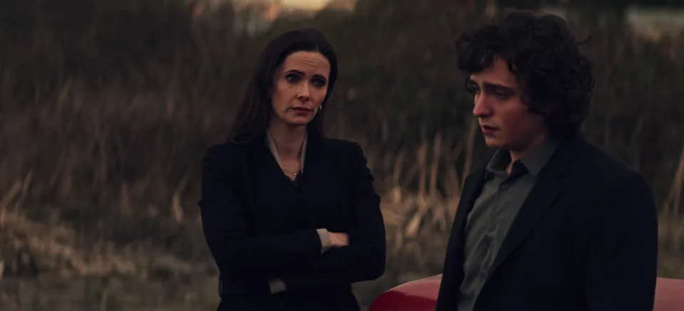 Lois discute avec son fils Jordan