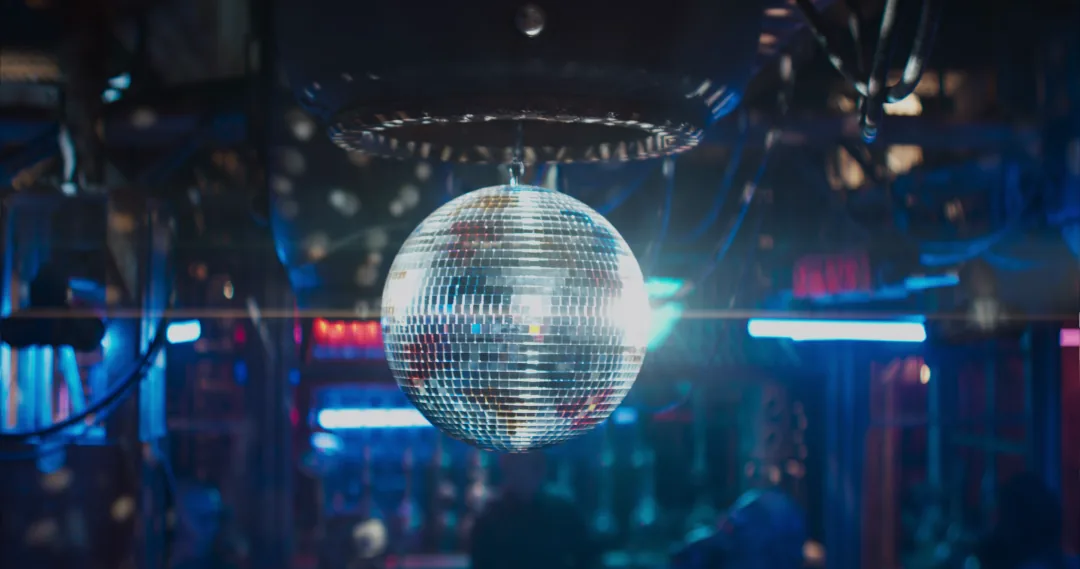 Kara Zor-El dans le bar spatial