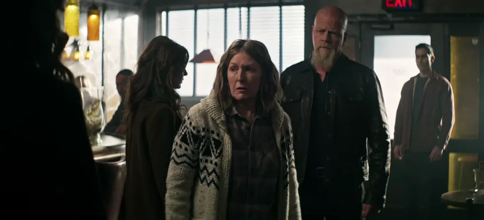 Lana et les habitants de Smallville face à Lex Luthor et Amanda McCoy
