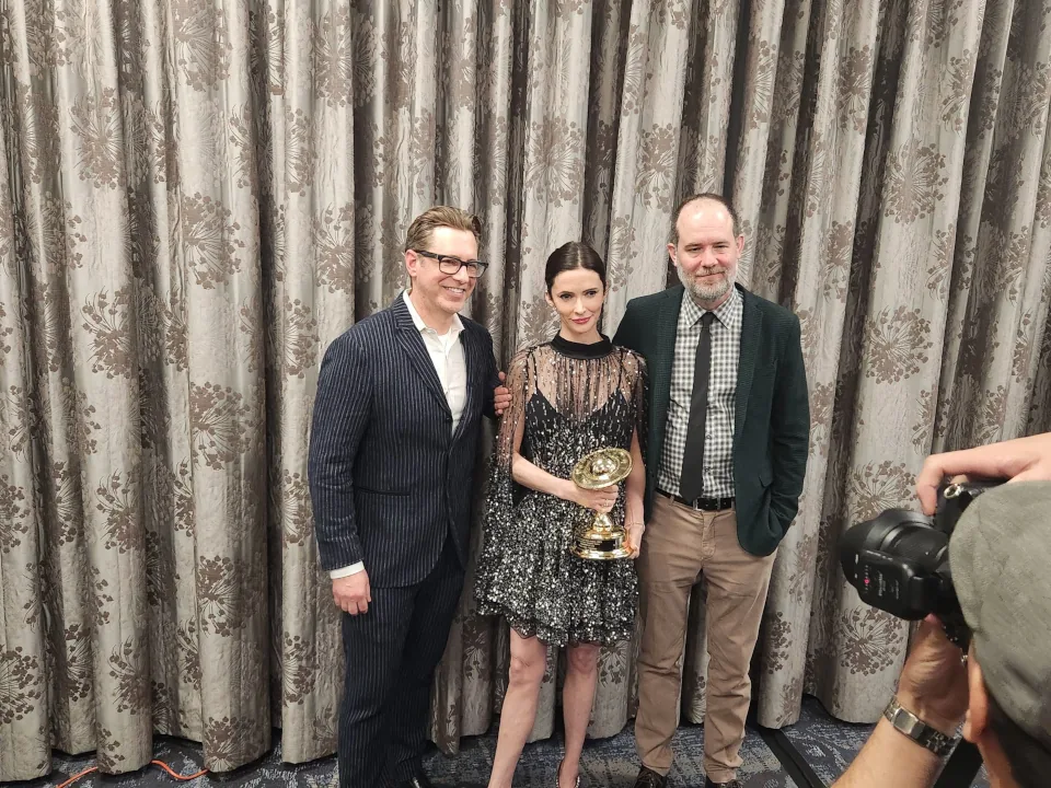 Tulloch avec les showrunners sont primés