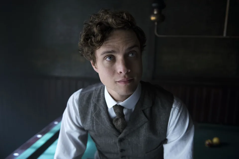 Douglas Smith dans The Alienist
