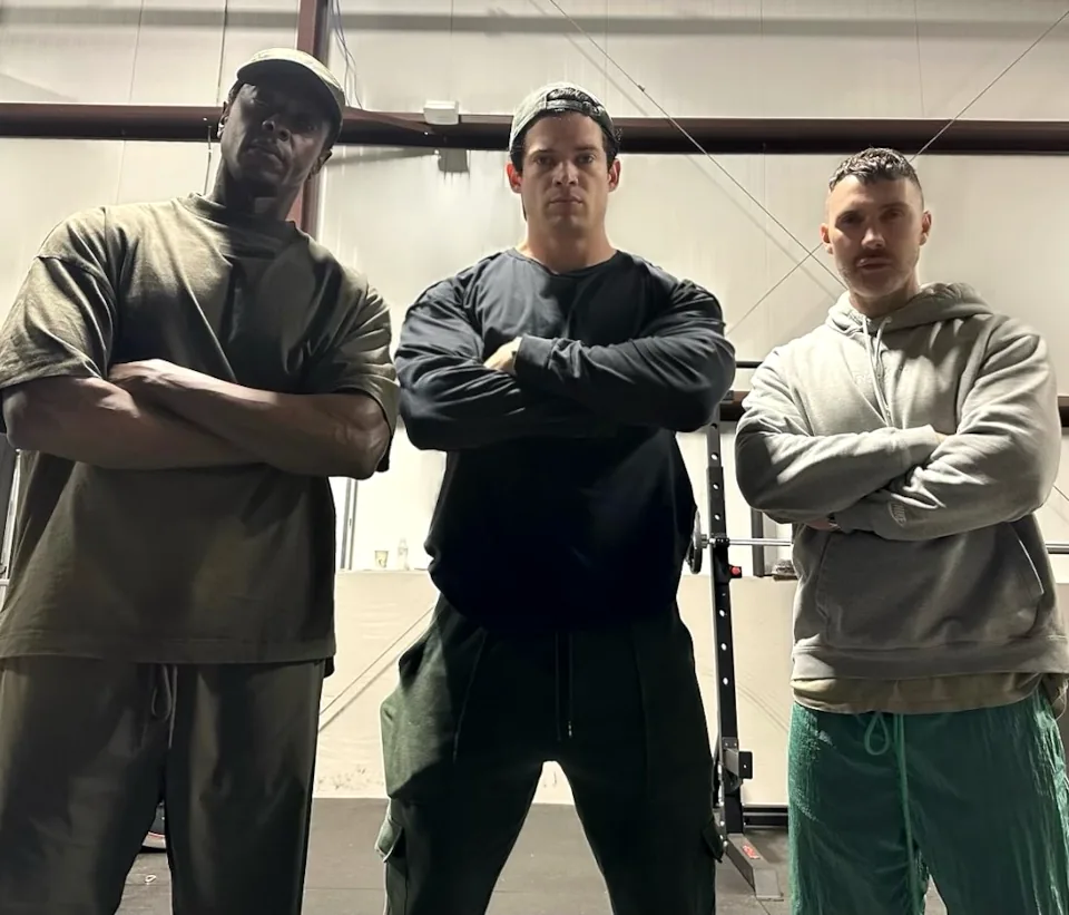 Edi Gathegi avec David Corenswet et Paolo Mascitti