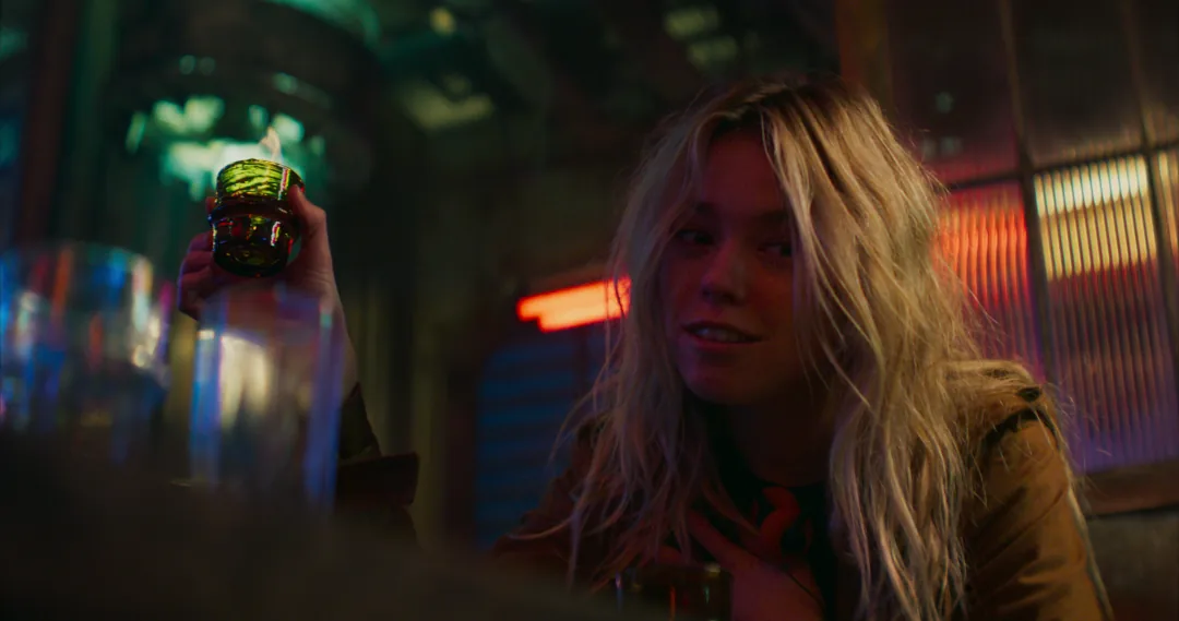 Kara Zor-El dans le bar spatial