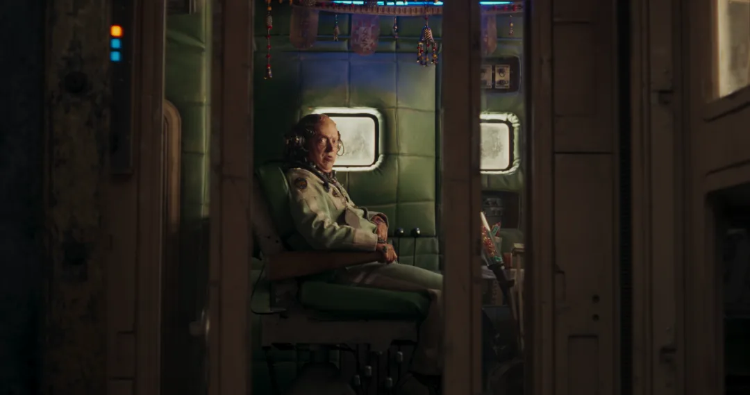 Kara Zor-El attend son bus