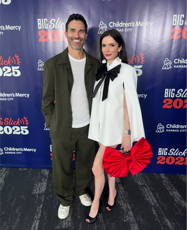 Tyler Hoechlin et Elizabeth Tulloch lors de la soirée