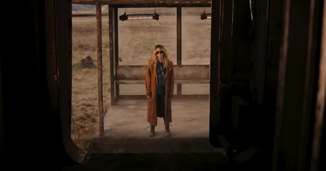 Kara Zor-El attend son bus