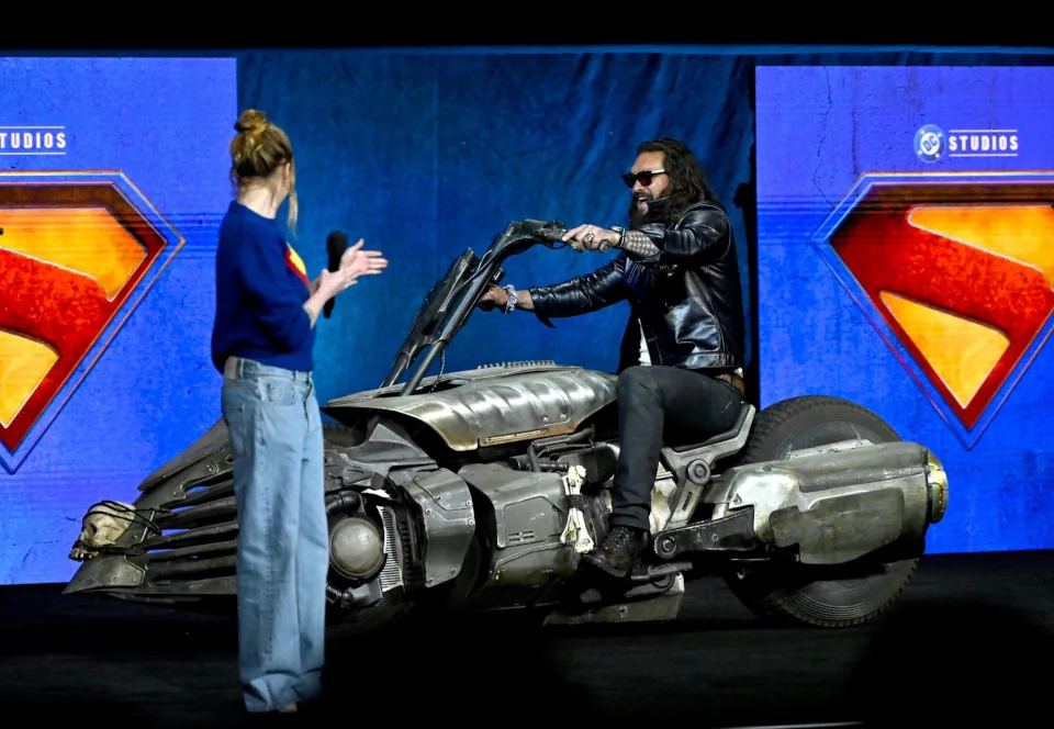 Jason Momoa arrive au CinemaCon auprès de Milly Alcock