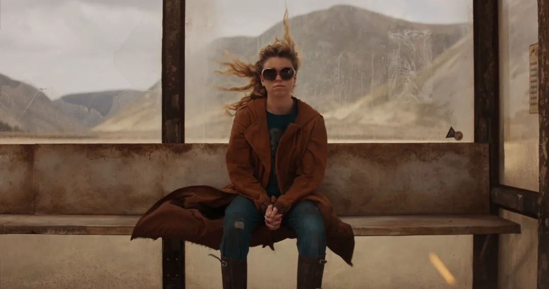 Kara Zor-El attend son bus