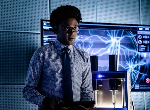 Echo Kellum est Curtis Holt