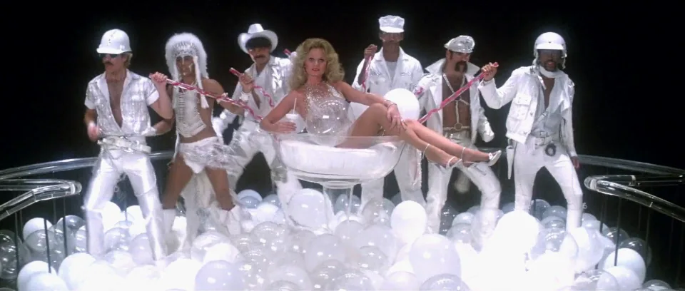 Valerie Perrine dans Can't stop the music (1980)