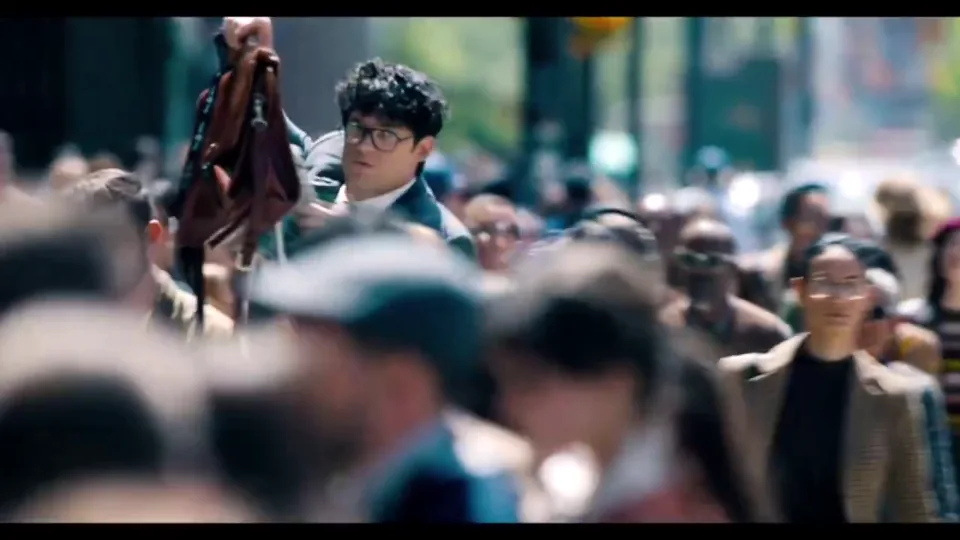 Clark Kent dans les rues de Metropolis
