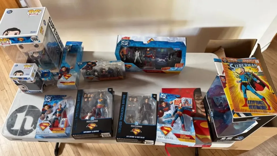 Figurines diverses autour de Superman