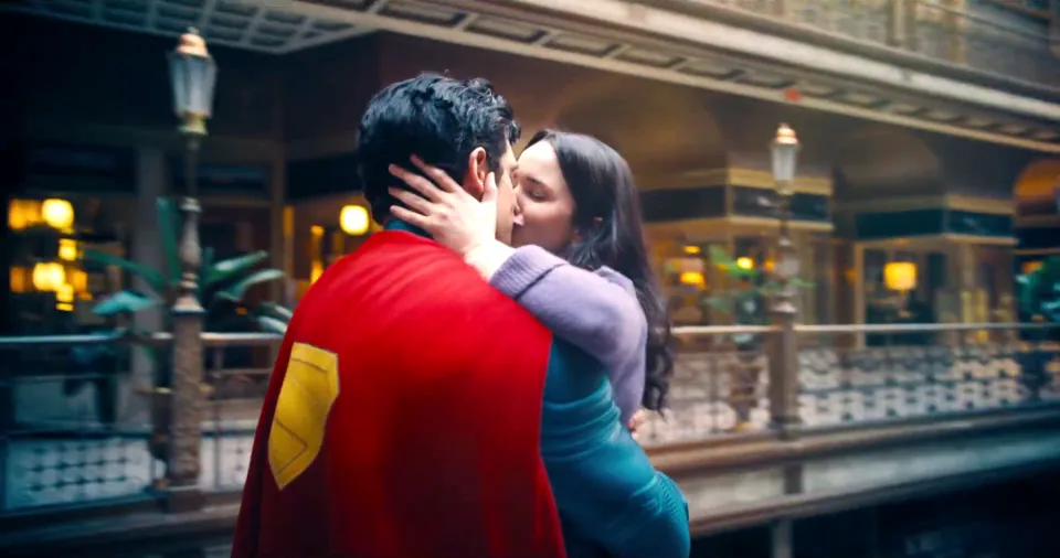 Lois Lane et Superman s'envolent