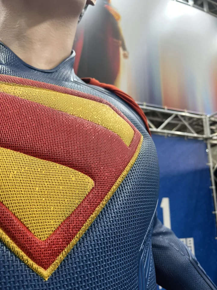 Statue supermanesque en place