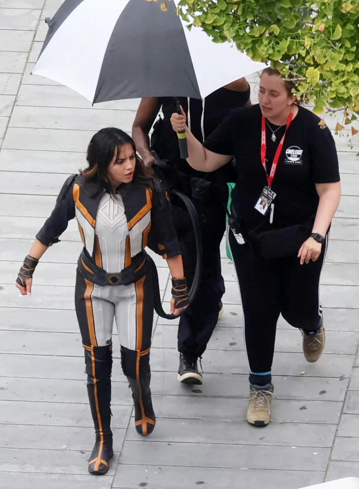 Le logo LordTech sur le costume d'Hawkgirl (Isabela Merced)