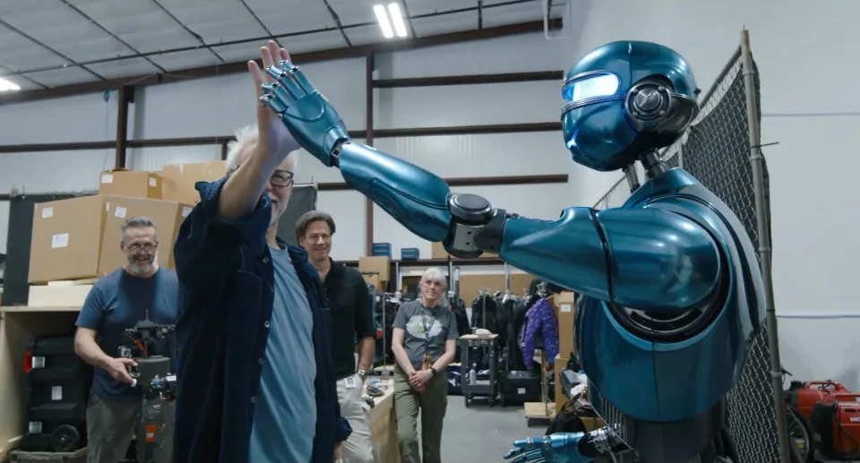James Gunn avec le robot de la Forteresse de Solitude