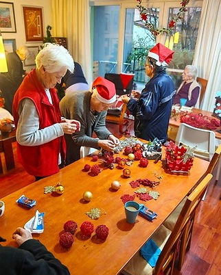 Korisnici doma za starije sudjeluju u društvenim igrama i radnoj terapiji